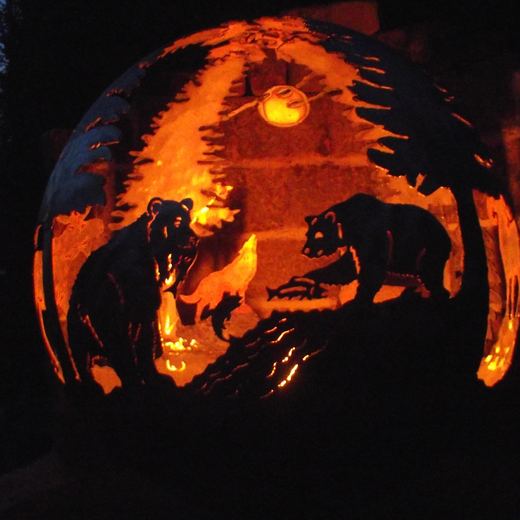 Stahlkugel bei Nacht mit zwei Bären, einem heulenden Wolf, Fischen, Mond und Tannen