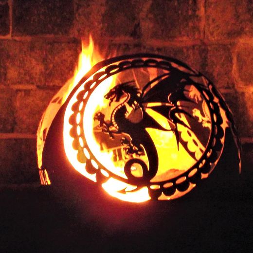 Stahlkugel mit einem Drachen in einem Kettenring, hinter der Kugel schlagen Flammen heraus